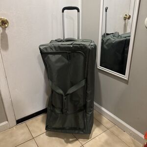 Lipault Paris Foldable Plume Wheeled Duffle Army Green Telescopic Handle & Case